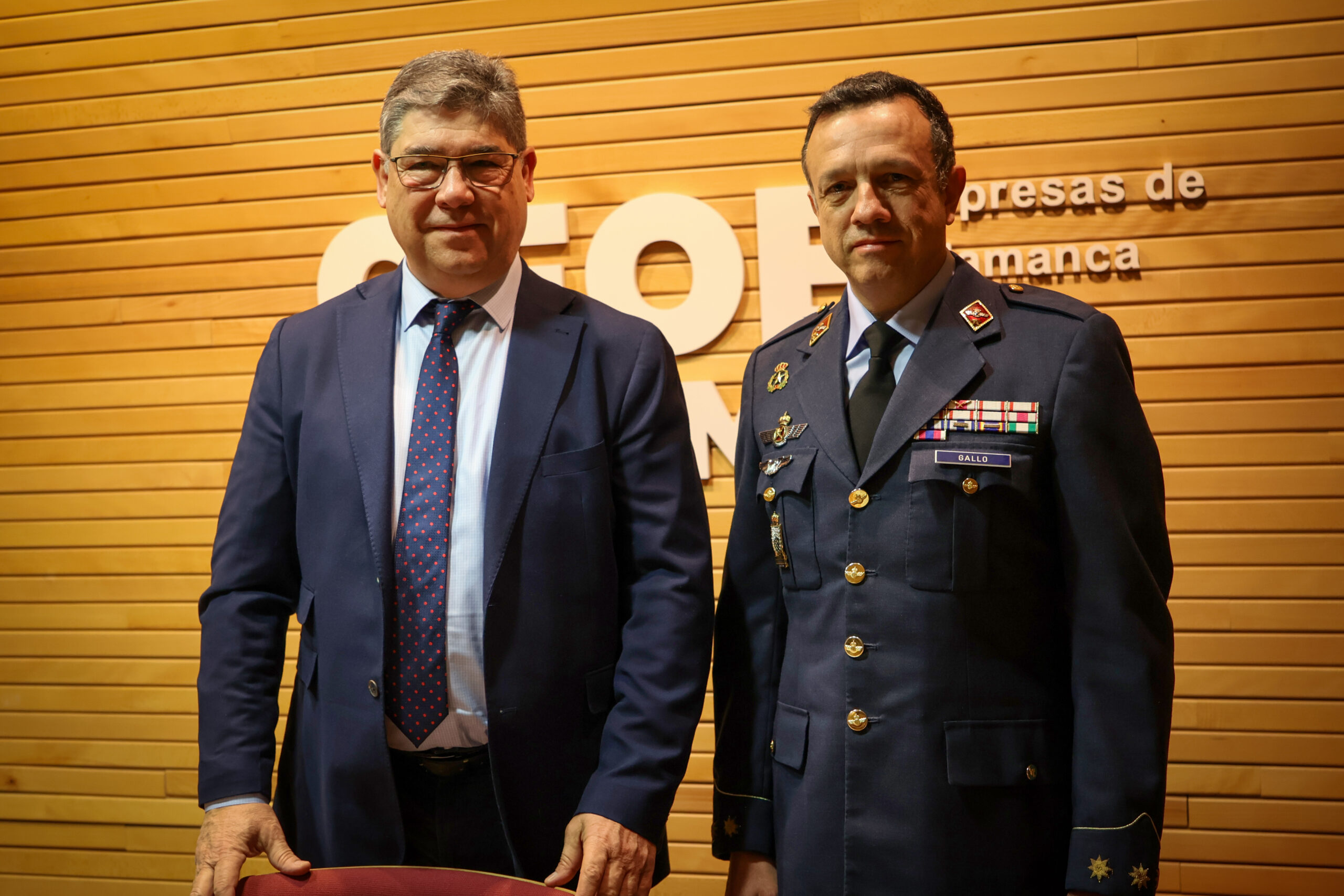El presidente de CEOE CEPYME Salamanca, Paulino Benito, y del Subdelegado de Defensa en Salamanca, José Gallo Rosales.